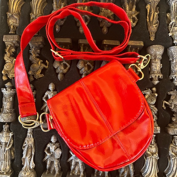 Hipzbag | Red Vegan Clip On Belt Pouch Fanny Pack - Picture 1 of 2